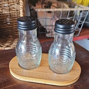 Farmhouse Salt and Pepper Shaker Set